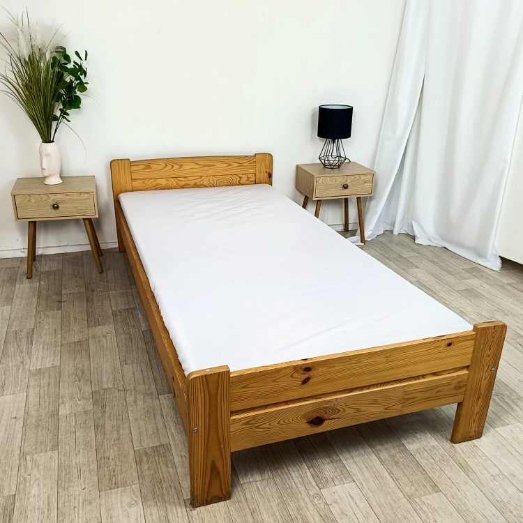 Prześcieradło Satynowe 90 z gumką- granat prześcieradło satynowe atłas rozłożone na łóżku